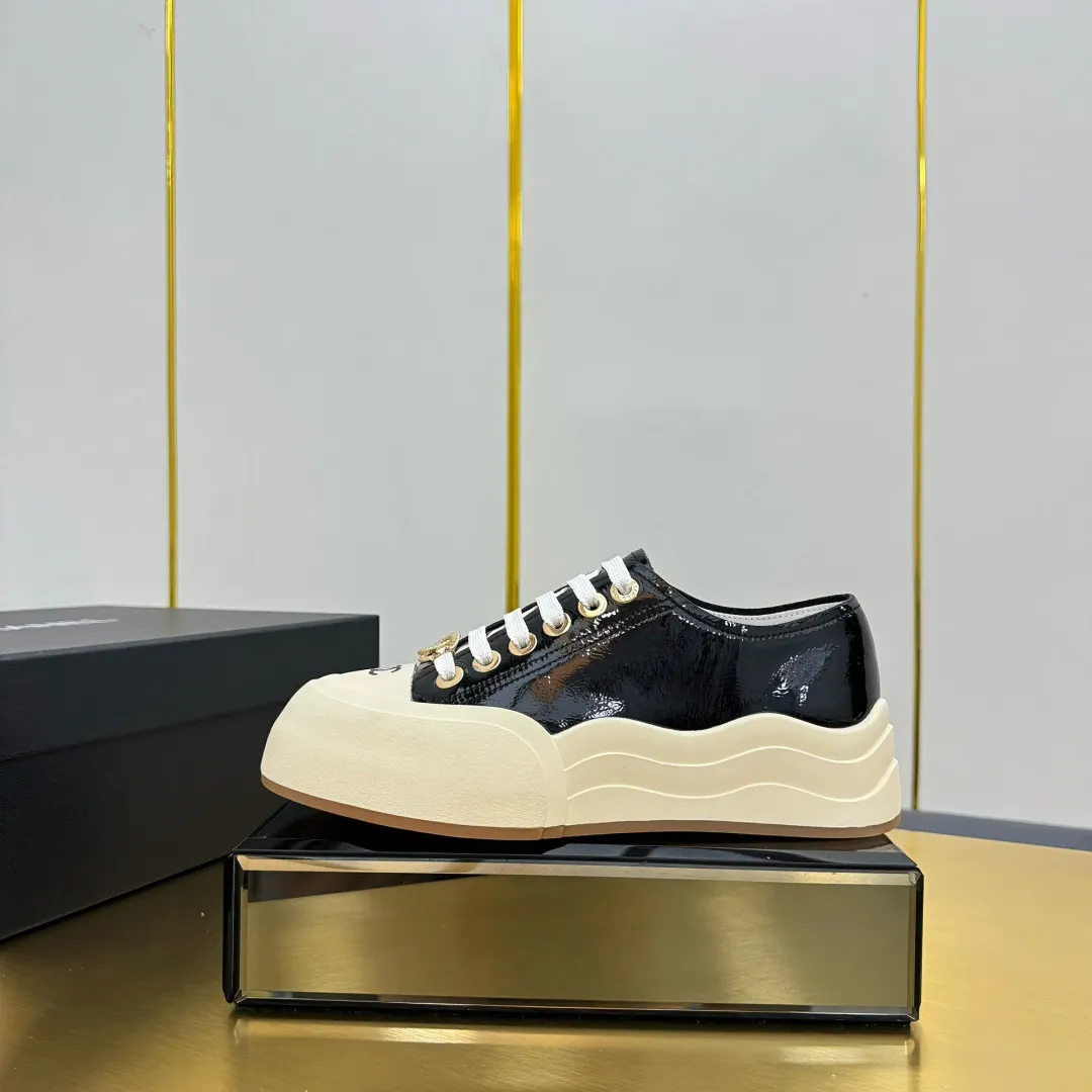 👟👟Ex-factory price 600👟👟 Top version, original quality! ! ! Chanel Chanel - 2025 biscuit shoes, the top casual sports shoes in the counter, this classic design; the upper is electro-embroidered with a variety of craftsmanship; the outsole is fashionable and sporty; the extraordinary inclusion of a variety of color elements... The diversified mix and match is very good-looking and versatile, casual, fashionable, sports, and outdoor can be taken into account... ꫛꫀꪝ Go➫ Material: ❶Upper: Original first-layer cowhide ❷Inner: Sheepskin ❸Outsole is based on: original TPU combination outsole, full set of boutique packaging for women 35–41 👉